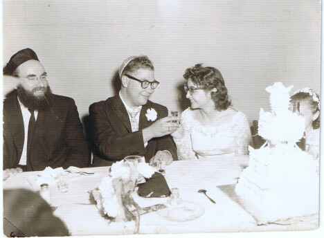 Rabbi Karelitz with the bride and groom